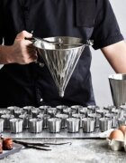 de Buyer KWIK PRO автоматична бутална фуния за дозиране на тесто със стойка 1