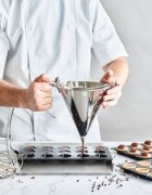 de Buyer KWIK PRO автоматична бутална фуния за дозиране на тесто със стойка 1