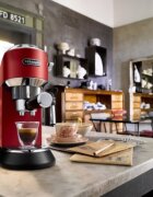 DeLonghi Ръчна еспресо машина 1300W "Dedica" червена - De'Longhi