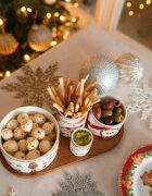 Easy Life Комплект 4 порцеланови купи с дървен поднос за сервиране "Nutcracker