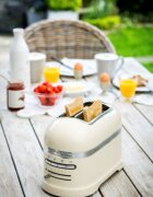 KitchenAid 2-слот Занаятчийски тостер 1250W от цвят "Almond Cream" -