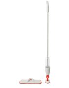 OXO 2-в-1 'Spray Mop' с дозатор за пръскане "Good Grips" -