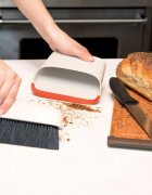 OXO Компактен комплект четка и съд за прах "Good Grips" -