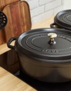 Staub "Cocotte" овална тенджера за готвене изработена от чугун 27 см/32 л