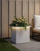 vidaXL Градинска кашпа с LED осветление Бяло 40 x 40 x 40 cm Стомана