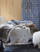 vidaXL Килим естествена телешка кожа кафяво и бяло 180x220 см