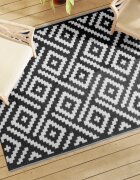 vidaXL Килим за открито ARAKIL Бяло и черно 140x200 см PP