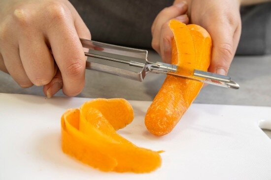 Kitchen Craft Прибор за белене на плодове/зеленчуци с въртящо се острие - от Kitchen