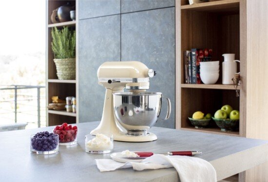 KitchenAid Стационарен миксер "Artisan" с купа 48 л модел 125 "Almond Cream"