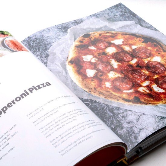 Ooni Книга с рецепти „Cooking With Fire“ на английски -