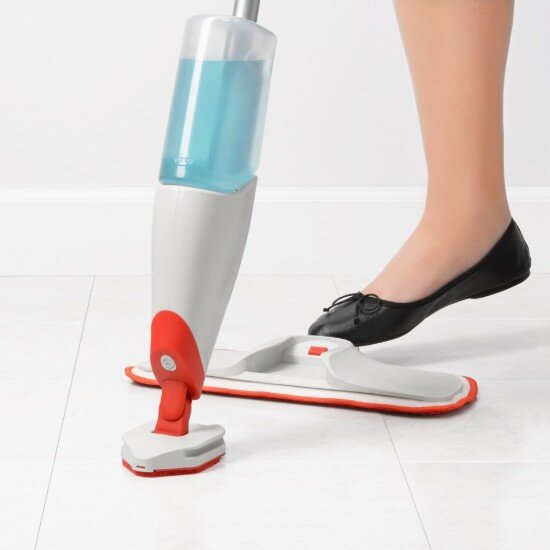 OXO 2-в-1 'Spray Mop' с дозатор за пръскане "Good Grips" -