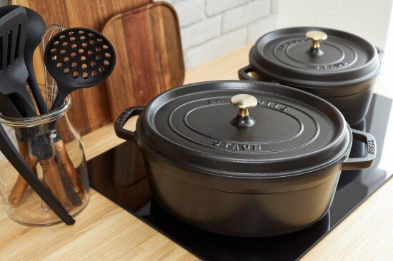 Staub "Cocotte" овална тенджера за готвене изработена от чугун 27 см/32 л