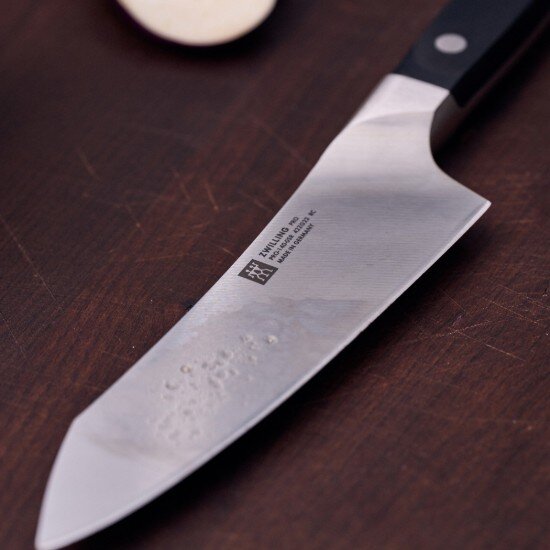 Zwilling Нож Santoku 18 см << Pro>> -