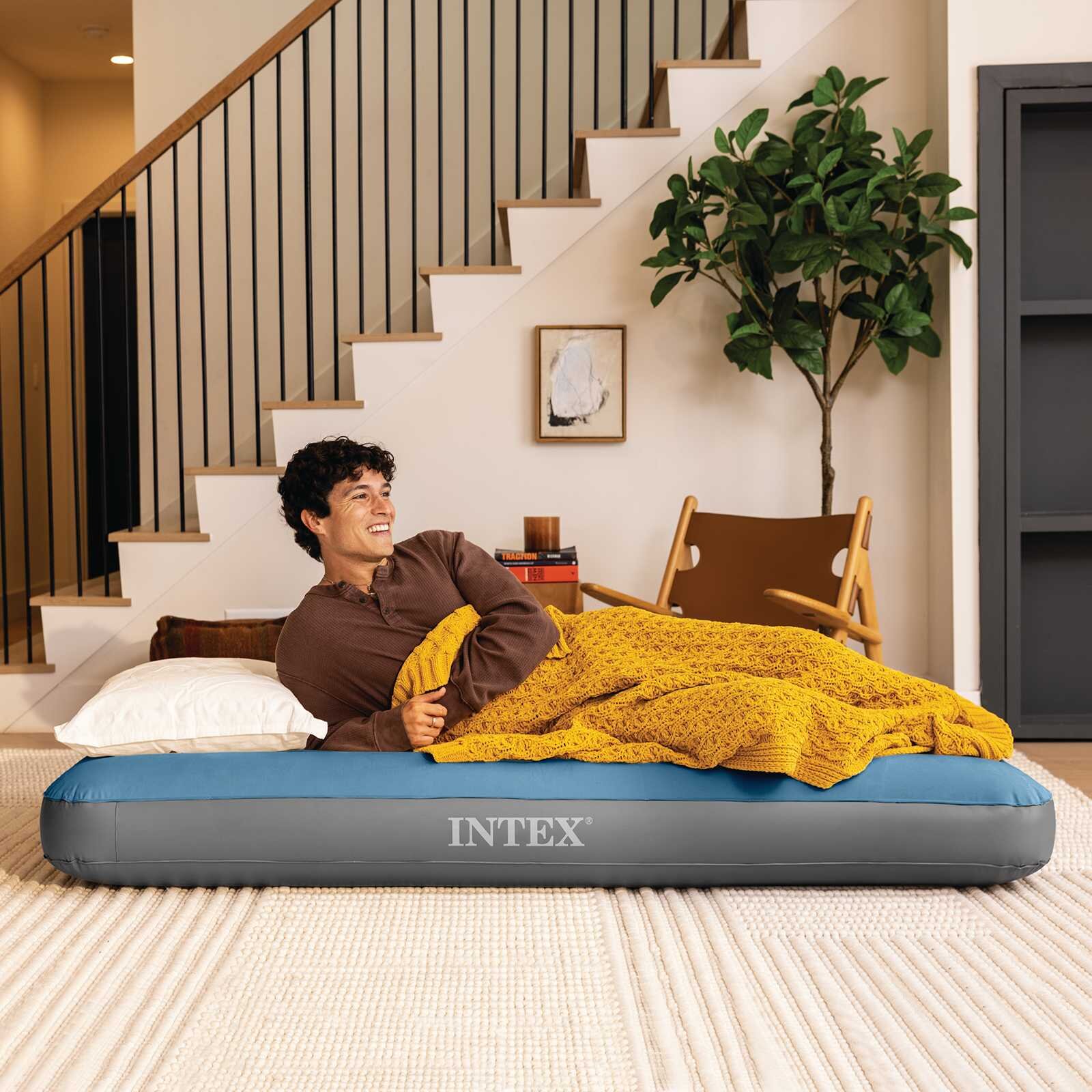 INTEX Въздушно легло с помпа 152 x 203 x 25 см Тъмносин и сив